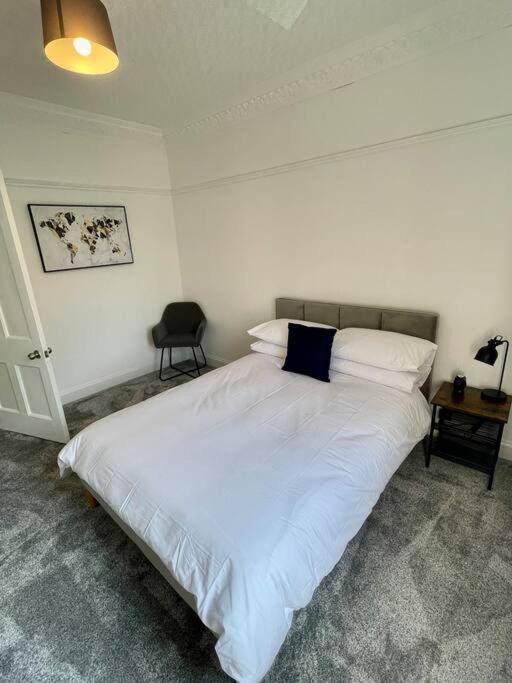 Large 2 Bed Near Glasgow Airport Paisley Exterior photo
