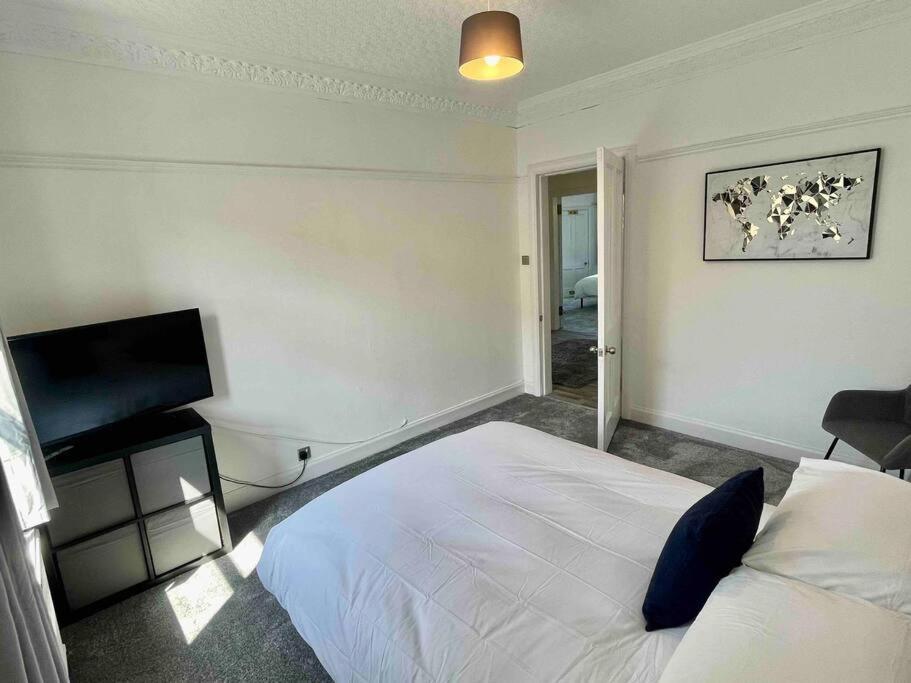 Large 2 Bed Near Glasgow Airport Paisley Exterior photo