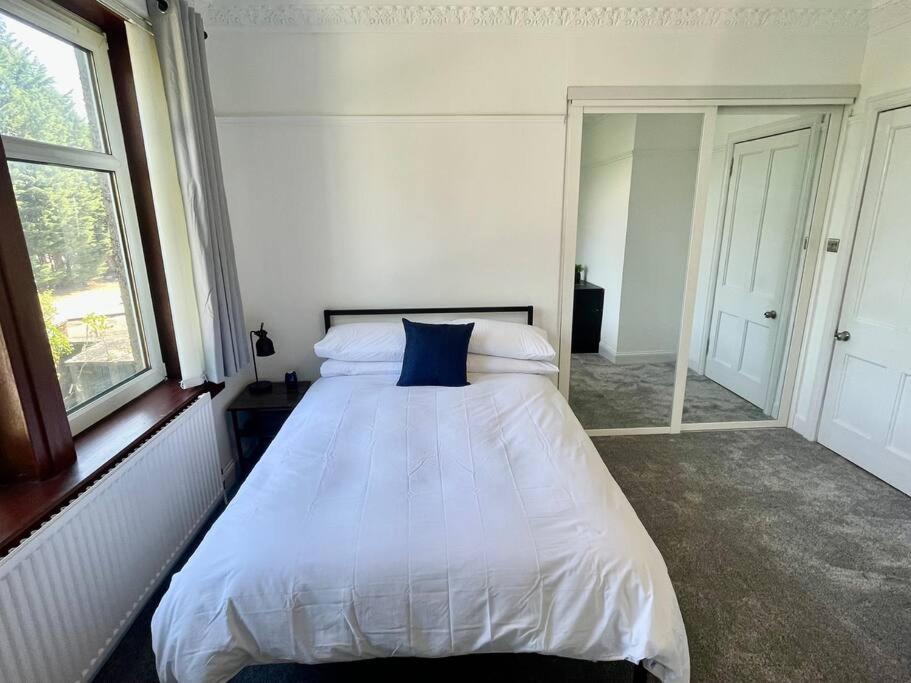 Large 2 Bed Near Glasgow Airport Paisley Exterior photo