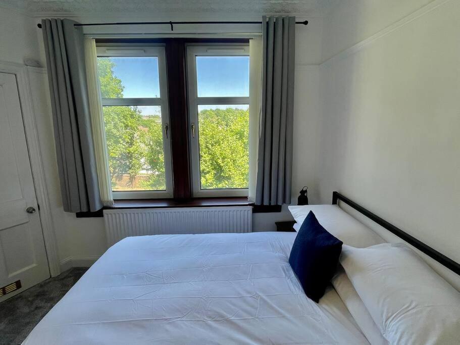 Large 2 Bed Near Glasgow Airport Paisley Exterior photo