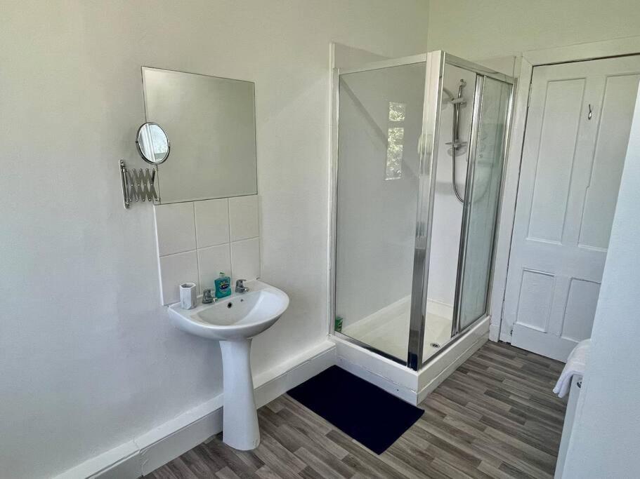 Large 2 Bed Near Glasgow Airport Paisley Exterior photo